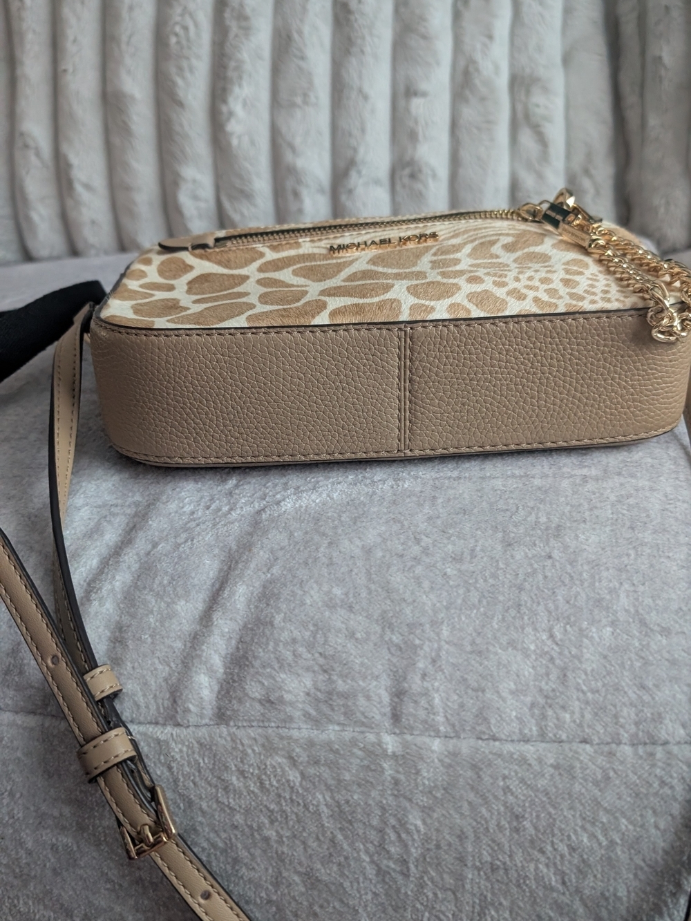 Michael Kors Beige Giraffe-Print Crossbody with Gold Chain Detail - Picture 4 of 12